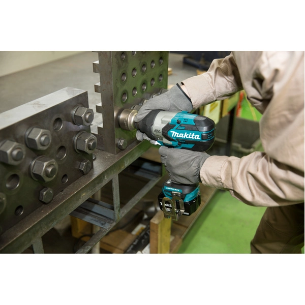 Boulonneuse à Chocs 18V Li-ion 5Ah 1050 Nm MAKITA - DTW1001RTJ 4 Boulonneuse à Chocs 18V Li-ion 5Ah 1050 Nm MAKITA - DTW1001RTJ – Image 2