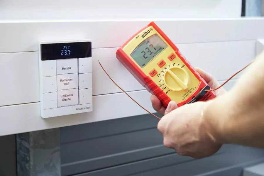 Multimètre Numérique WIHA Jusqu'à 1000V AC Cat. IV + 2 Piles AAA Incluses - 45215