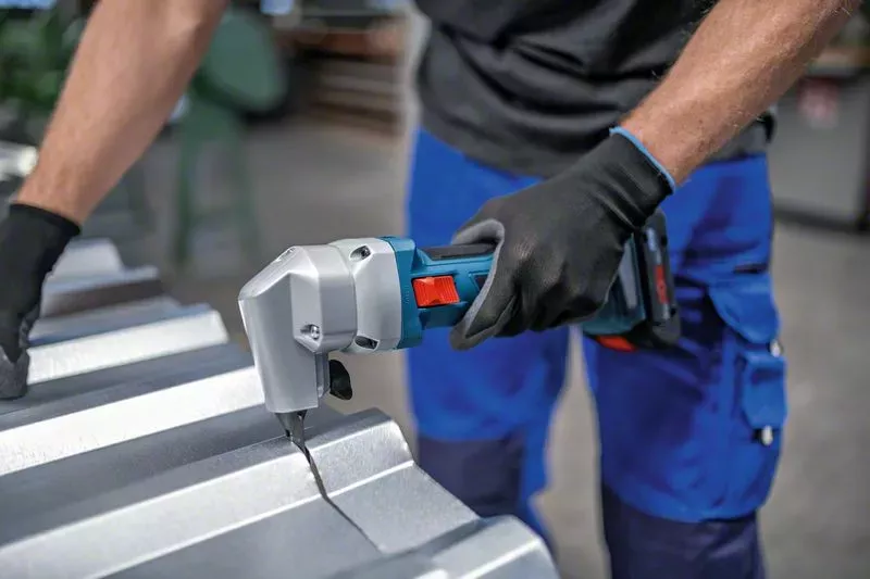 Cisaille à Tôle BOSCH GSC18V-16 E - Sans Batterie, Ni Chargeur - 0601926300 4 Cisaille à Tôle BOSCH GSC18V-16 E - Sans Batterie, Ni Chargeur - 0601926300 – Image 2